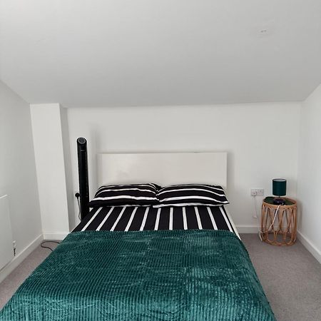Appartamento Uttsav Green - Affordable London Zone 3 - Accessible Public Transport Esterno foto